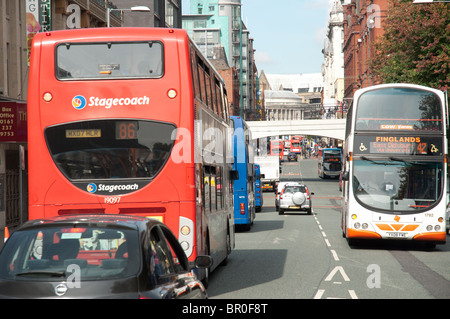 Des autobus sur Oxford Street, Manchester, Royaume-Uni. Banque D'Images
