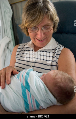 Grand-mère tenant un bébé nouveau-né à l'hôpital Banque D'Images