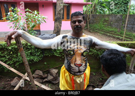 Pulikkali est la forme d'art populaire de Thrissur, Kerala,effectué pendant Onam festival en août/septembre. Banque D'Images