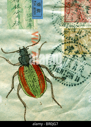 Une vieille enveloppe avec timbres, les caractères chinois, et d'un scarabée Banque D'Images