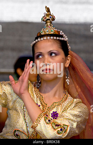 Un membre de la groupe de danse Lahing Kayumanggi à Tunbridge Wells La Mela Banque D'Images