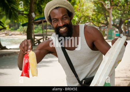 Rastaman Portrait, vendeur de crème glacée, dans la petite plage-ville de Puerto Viejo, Limón, Costa Rica Côte des Caraïbes. Banque D'Images