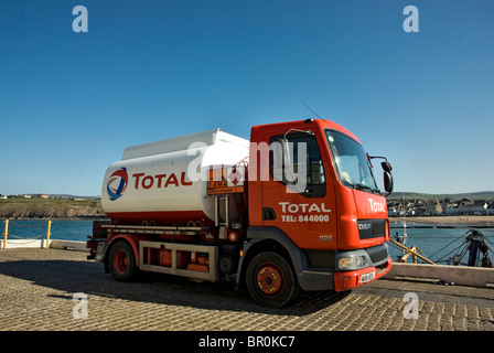 Camion-citerne de carburant total au brise-lames de Peel, à l'île de Man Banque D'Images