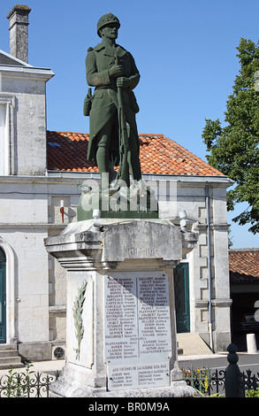 War Memorial à St Séverin, Charente, France. Banque D'Images