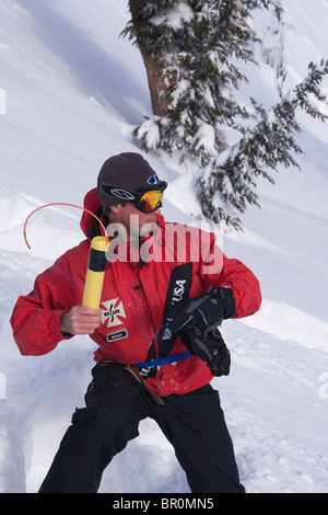 Un pisteur de jeter des explosifs pour le contrôle des avalanches à Squaw Valley en Californie. Banque D'Images
