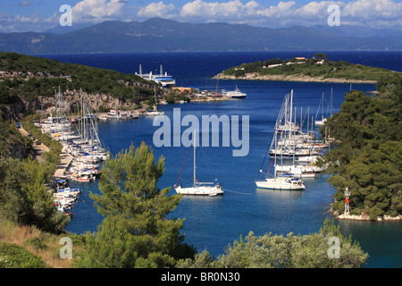 Port de Gaios, Paxos Grèce, bateaux à voile Location de voitures, auto. Banque D'Images