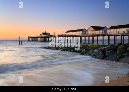 Southwold Pier à l'aube, de la côte du Suffolk. Banque D'Images