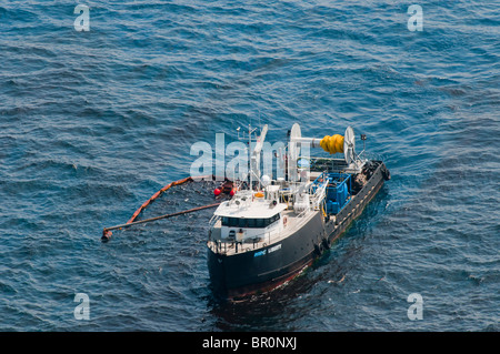 L'écrémage huile huile collecte bateau trois milles au nord de la source du site 252 MC, Golfe du Mexique, aux États-Unis. Banque D'Images