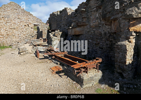 Machines dans le reste de l'ancienne usine de fusion de gangs Swaledale Yorkshire Dales National Park North Yorkshire UK Banque D'Images