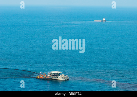 L'écrémage huile huile collecte bateau trois milles au nord de la source du site 252 MC, Golfe du Mexique, aux États-Unis. Banque D'Images