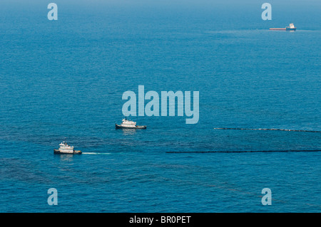 Survol de l'huile d'huile collecte de bateaux à trois milles au nord de la source du site 252 MC, Golfe du Mexique, aux États-Unis. Banque D'Images