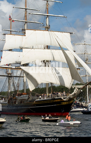 SAIL 2010. Le bateau "Stad Amsterdam" sur le chemin de Amsterdam, accompagné par de nombreux petits bateaux Banque D'Images