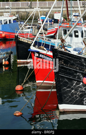 Les bateaux de pêche traditionnels en bois amarré à Roker marina, Sunderland, Angleterre, RU Banque D'Images