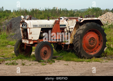 Vieux tracteur David Brown rouilles loin dans un champ Banque D'Images