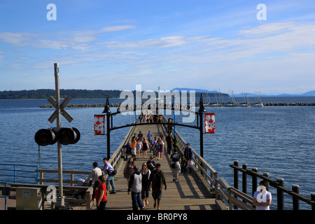 Les gens de marcher sur la jetée à White Rock, British Columbia, Canada sur une journée ensoleillée. Banque D'Images