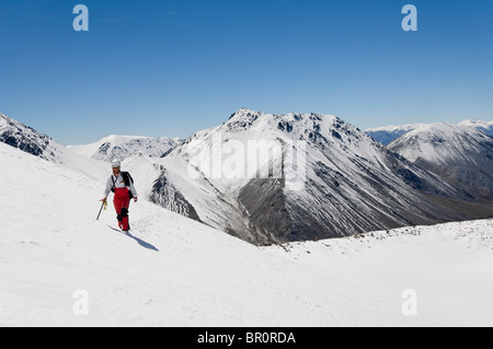 Nouvelle Zélande, île du Sud, Arrowsmith. Hamish Reid sur les flancs de Pito Peak. Banque D'Images