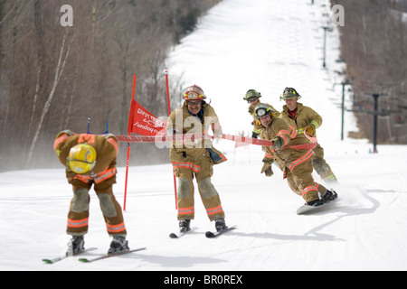 Un groupe de pompier sont dans la course annuelle flexible pompier à Sunday River ski resort à Bethel, Maine. Banque D'Images