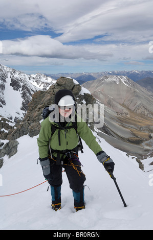 Nouvelle Zélande, île du Sud, Arrowsmith. Katie Damby alpinisme sur Hakatere Peak. Banque D'Images