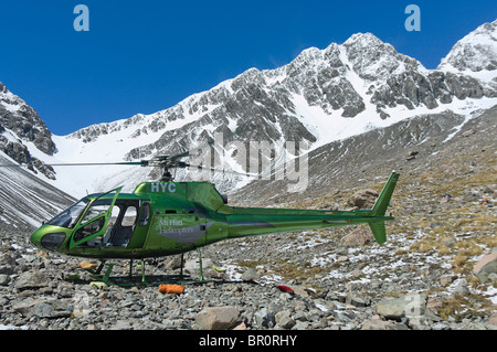 Nouvelle Zélande, île du Sud, Arrowsmith. L'atterrissage de l'hélicoptère pour réapprovisionner les cours d'alpinisme. Banque D'Images