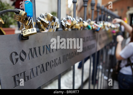 Serrures de l'amour sur rampes de l'église à Rome, Italie Banque D'Images