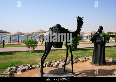 Camel et bédouine metal sculptures dans le parc de l'hôtel Fort Arabesque, Makadi Bay, Egypte Banque D'Images