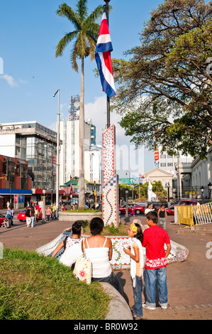 La place centrale de San José, Costa Rica capitale avec la population locale passes. Banque D'Images