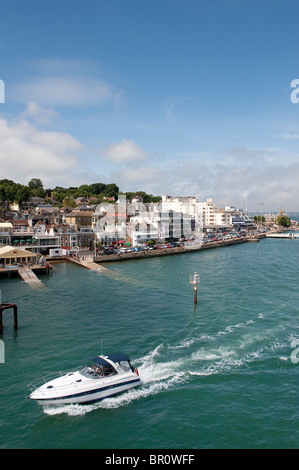 Sport cruiser boat passing Cowes sur l'île de Wight. Banque D'Images