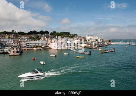 Sport cruiser boat passing Cowes sur l'île de Wight. Banque D'Images