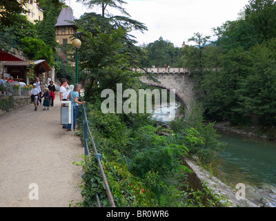 Le "pont romain" sur la rivière passant dans le quartier historique de South Tirol ville de Meran ou Merano Banque D'Images