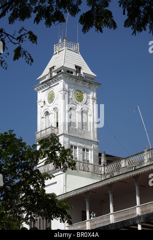 La tour de l'horloge de la Maison des Merveilles à Stone Town, Zanzibar, Tanzanie Banque D'Images