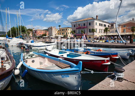 Marina au Lac de Garde, Bardolino, Italie du Nord avec les petits bateaux de pêche utilisés par les pêcheurs locaux. Banque D'Images