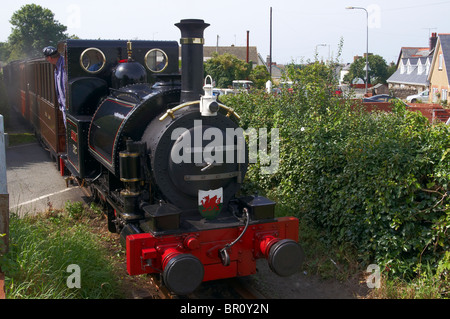 Train sur le chemin de fer à voie étroite Talyllyn le passage à niveau, Tywyn pendre, Gwynedd, Pays de Galles Banque D'Images