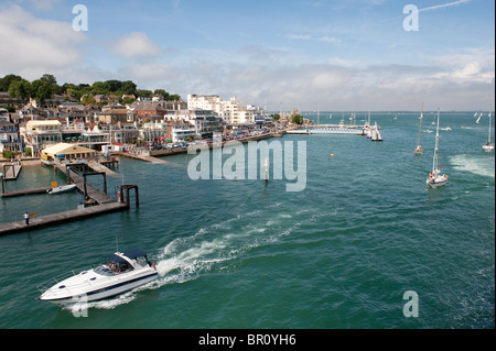 Sport cruiser boat passing Cowes sur l'île de Wight. Banque D'Images