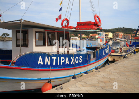 Excursion touristique Antipaxos bateau amarré dans le port de Gaios sur Paxos et petite île Ionienne, en Grèce. Banque D'Images