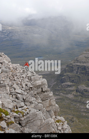 Scrambling sur Coinneach Mhor sur Beinn Eighe avec Liathach derrière, Torridon National Nature Reserve, en Écosse. Banque D'Images