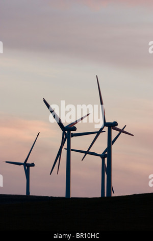 Les moulins à vent utilisés pour produire de l'énergie électrique à Cowley Ridge dans le sud de l'Alberta, Canada. (Silhouette) Banque D'Images