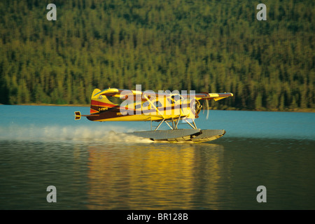 L'Inconnu de l'hydravion de Havilland Beaver Lodge décolle du lac McEvoy dans le Territoire du Yukon. Banque D'Images