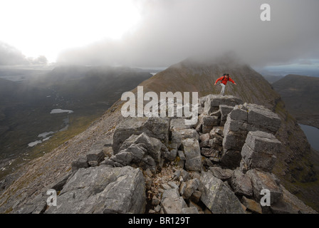 Marcher le long de tripler sur contrefort, Torridon Beinn Eighe National Nature Reserve, en Écosse. Banque D'Images