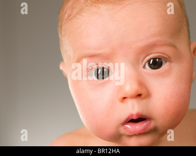 Curious caucasian newborn baby Banque D'Images