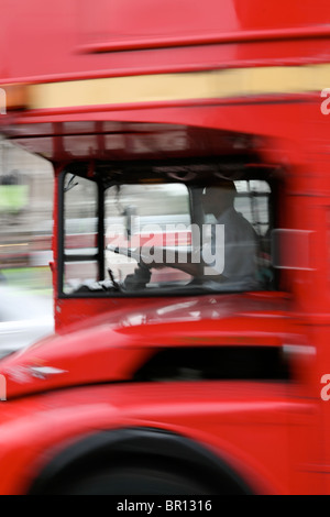 London routemaster bus sur le déménagement Banque D'Images