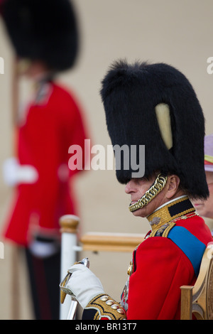 Le Prince Philip debout sur l'estrade alors que la Reine inspecte ses troupes. 'La couleur' 2010 Parade Banque D'Images