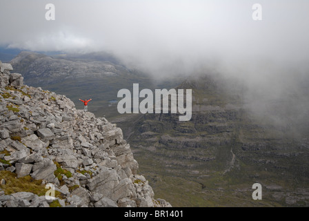 Scrambling sur Coinneach Mhor sur Beinn Eighe avec Liathach derrière, Torridon National Nature Reserve, en Écosse. Banque D'Images