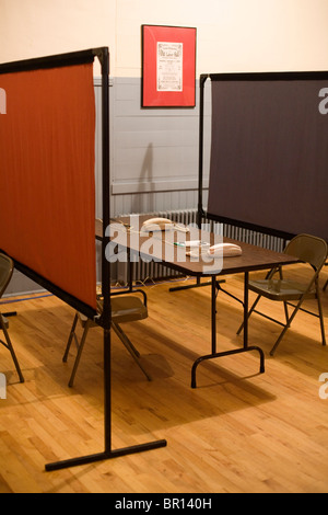 Des téléphones sur une table au centre d'appel du parti démocrate du Vermont à barre, Vermont. Banque D'Images