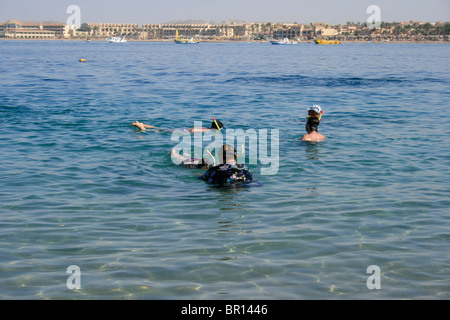 Les touristes en apnée dans la baie de Makadi, l'Égypte Banque D'Images