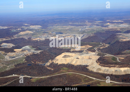 Vue aérienne d'une montagne dépose l'extraction du charbon en Virginie occidentale. Banque D'Images