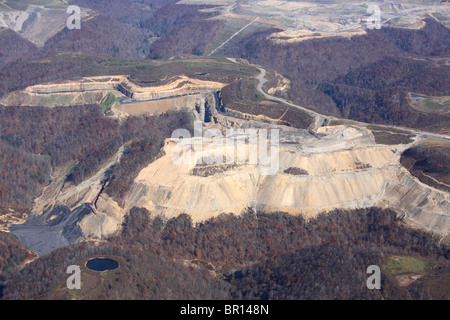 Vue aérienne d'une montagne dépose l'extraction du charbon en Virginie occidentale. Banque D'Images