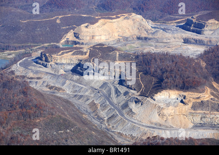 Vue aérienne d'une montagne dépose l'extraction du charbon en Virginie occidentale. Banque D'Images