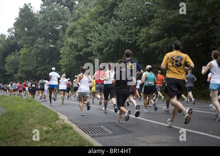 Les coureurs participent à la bataille de Brooklyn Jack Rabbit 10 miler à Prospect Park. Banque D'Images