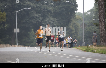 Les coureurs participent à la bataille de Brooklyn Jack Rabbit 10 miler à Prospect Park. Banque D'Images