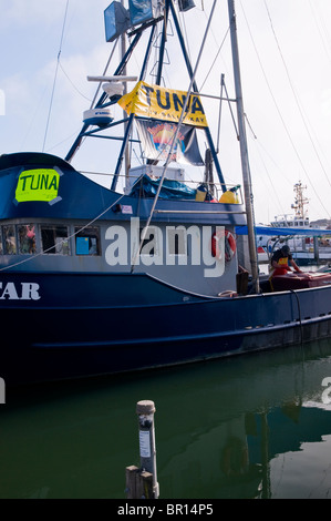 La coupe et la vente de thon rouge d'un bateau dans le port. Banque D'Images